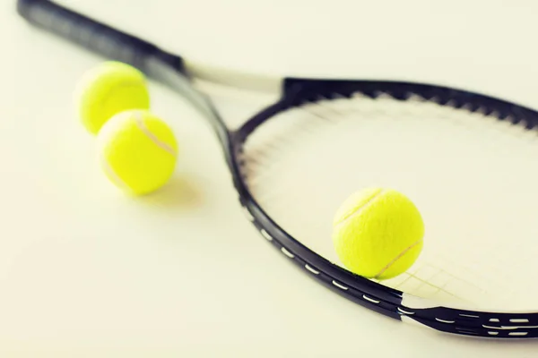 Primer plano de raqueta de tenis con pelotas —  Fotos de Stock