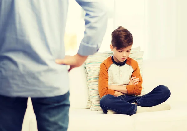 Chateado ou se sentindo culpado menino e pai em casa — Fotografia de Stock