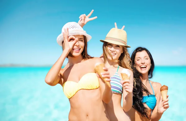 Skupina usmívající se žen, jíst zmrzlinu na pláži — Stock fotografie