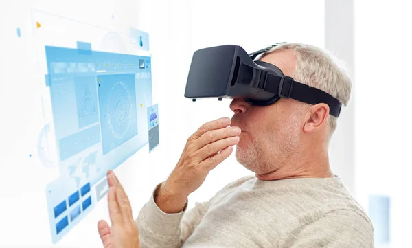 Homem velho na realidade virtual headset ou óculos 3d — Fotografia de Stock