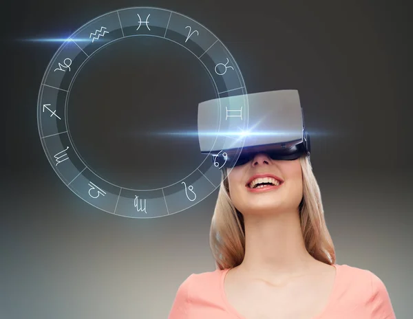 Mujer con auriculares de realidad virtual o gafas 3D —  Fotos de Stock