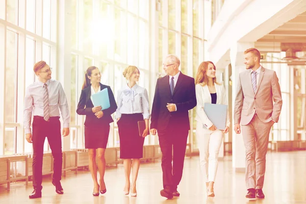 Business people walking along office building — Stock Photo, Image