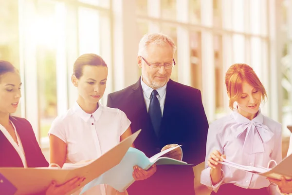 Business team met tablet pc en mappen op kantoor — Stockfoto