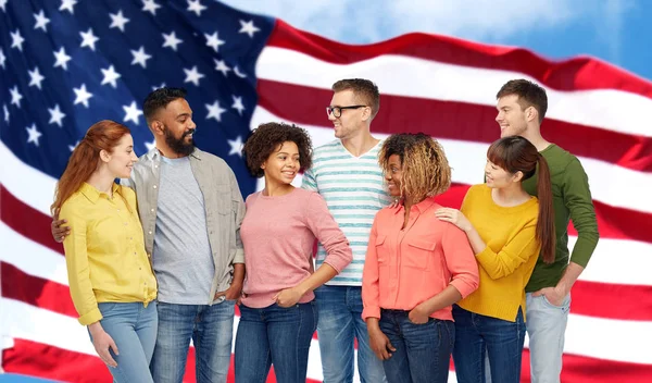 Internationale groep van mensen boven de Amerikaanse vlag — Stockfoto