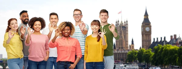 Internationell grupp av människor som visar ok i london — Stockfoto