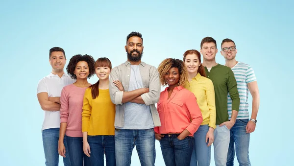 Gruppo internazionale di persone sorridenti felici — Foto Stock