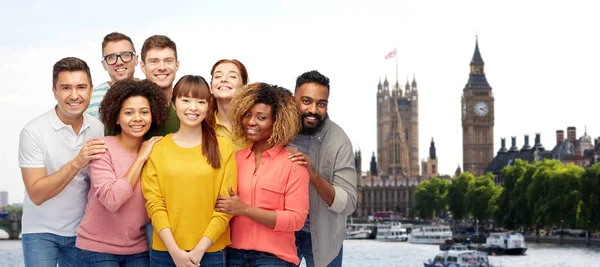 Internationell grupp glada leende människor — Stockfoto