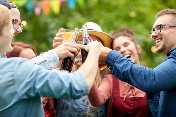 Glada vänner spottar glasögon på summer garden — Stockfoto