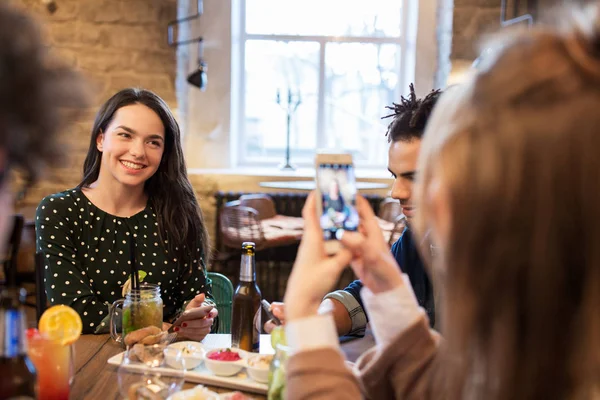 Amigos com smartphone fotografar no café — Fotografia de Stock