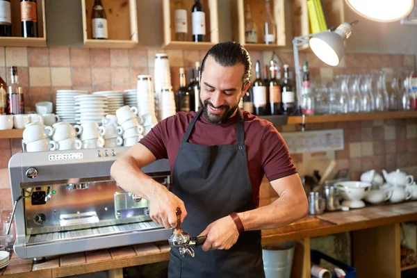 Barista com titular e adulteração fazendo no café — Fotografia de Stock