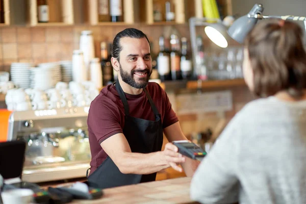 Hombre o camarero con lector de tarjetas y cliente en el bar —  Fotos de Stock