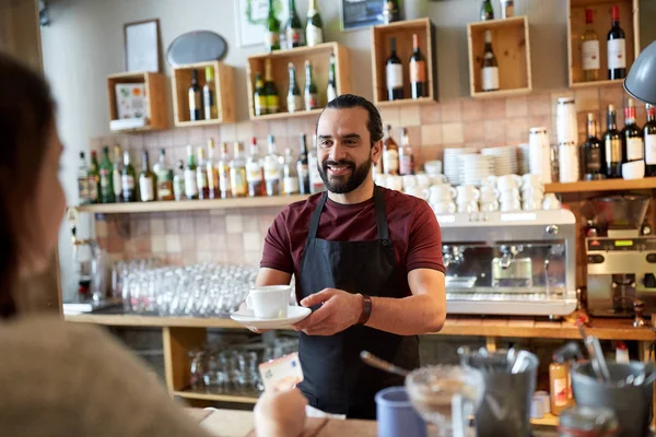 Homme ou serveur servant client au café — Photo