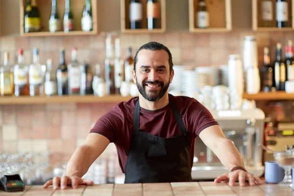 Gelukkig man, barman en ober op balk — Stockfoto