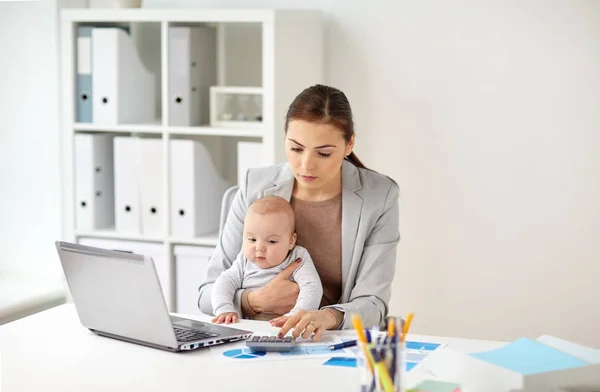 Mujer de negocios con bebé trabajando en la oficina — Foto de Stock