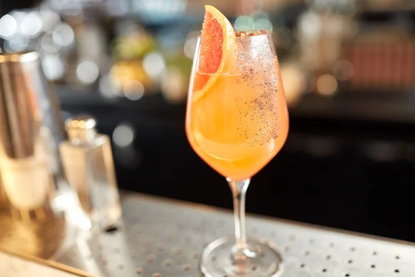 Glas Grapefruitcocktail an der Bar — Stockfoto