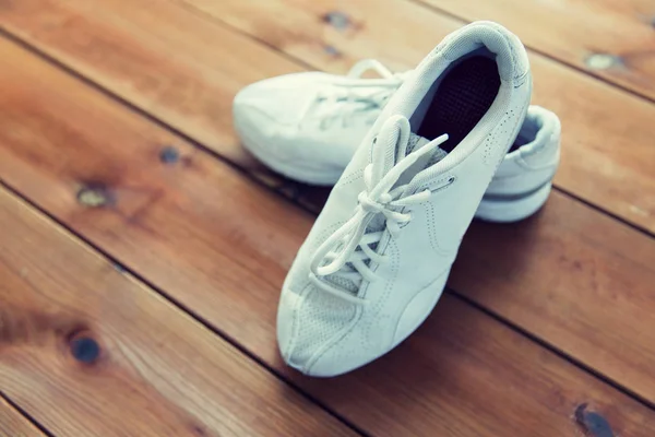 Primer plano de zapatillas en piso de madera —  Fotos de Stock