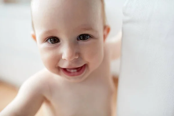 Close-up de menino ou menina feliz em casa — Fotografia de Stock