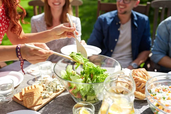 Glückliche Freunde beim Abendessen bei sommerlicher Gartenparty — Stockfoto