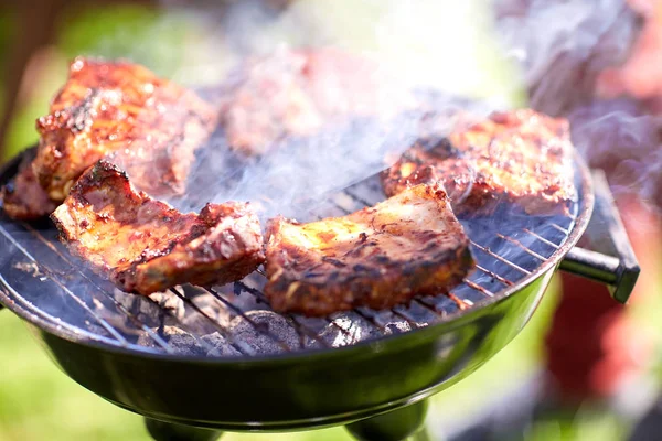 Cocina de carne en la parrilla barbacoa en la fiesta de verano —  Fotos de Stock