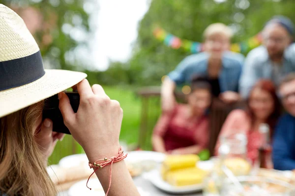 Frau fotografiert Freunde bei Sommerfest — Stockfoto