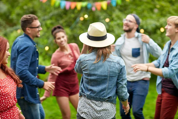 Happy vrienden dansen op zomer party in de tuin — Stockfoto