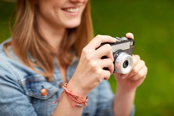 Close-up de mulher com câmera de tiro ao ar livre Imagem De Stock