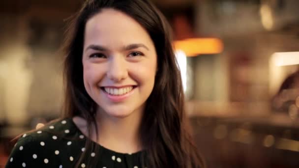 Πρόσωπο του χαρούμενος και χαμογελαστός νεαρή γυναίκα — Αρχείο Βίντεο