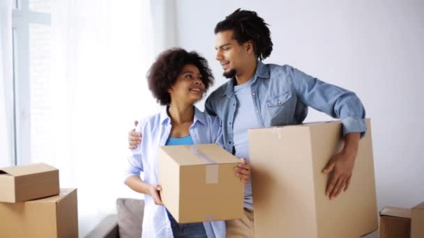 Lyckligt par med lådor flyttar till nytt hem — Stockvideo