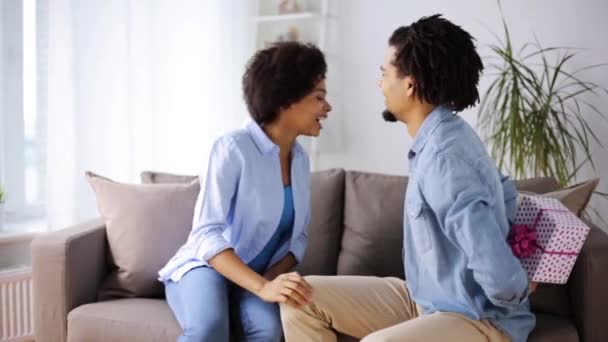 Couple heureux avec boîte cadeau à la maison — Video