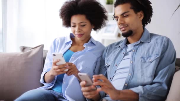 Ευτυχισμένο ζευγάρι με smartphones στο σπίτι — Αρχείο Βίντεο