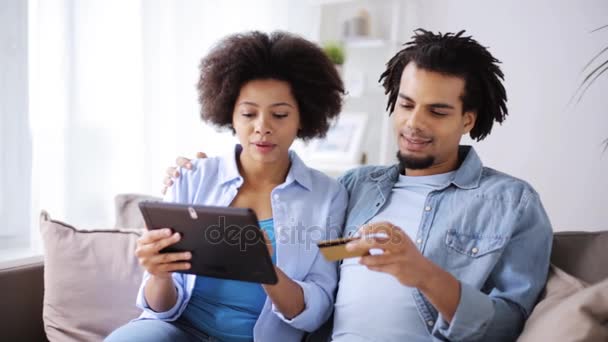 Ζευγάρι με tablet pc και πιστωτική κάρτα στο σπίτι — Αρχείο Βίντεο