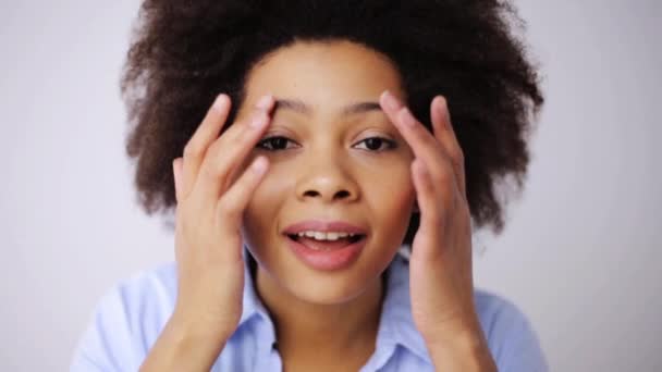 Glücklich lächelnd afrikanische junge Frau Gesicht — Stockvideo