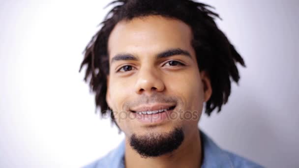 Обличчя щасливого усміхненого афроамериканця — стокове відео