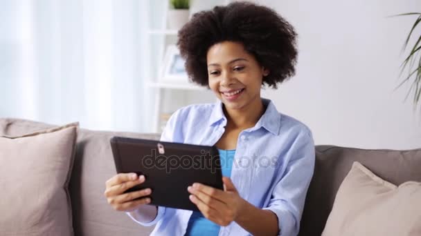 Ευτυχισμένη afro Αμερικανός γυναίκα με tablet pc στο σπίτι — Αρχείο Βίντεο