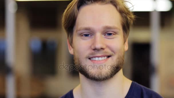 Щасливий усміхнений молодий чоловік з бородою в спортзалі — стокове відео