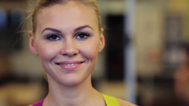 Glücklich lächelnde junge Frau im Fitnessstudio — Stockvideo