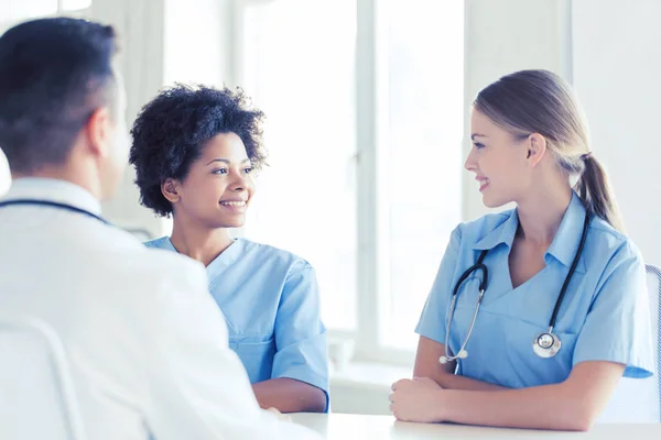 Grupo de médicos felices reunidos en la oficina del hospital — Foto de Stock