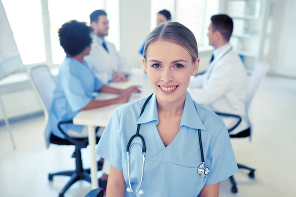 Medico felice sopra gruppo di medici in ospedale — Foto Stock