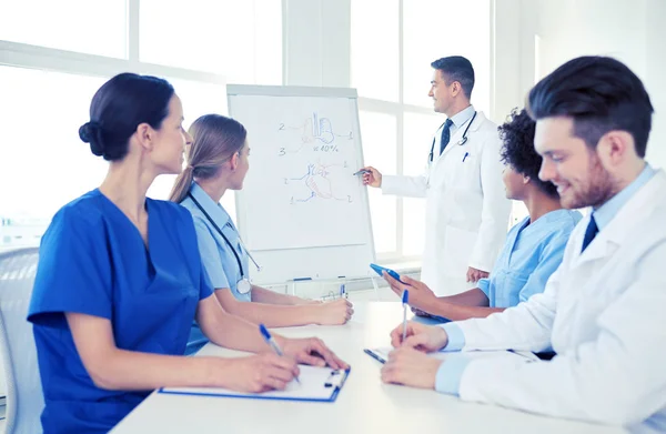 Grupp läkare för presentation vid sjukhuset — Stockfoto