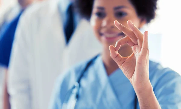 Närbild av läkare eller sjuksköterska visar ok tecken — Stockfoto