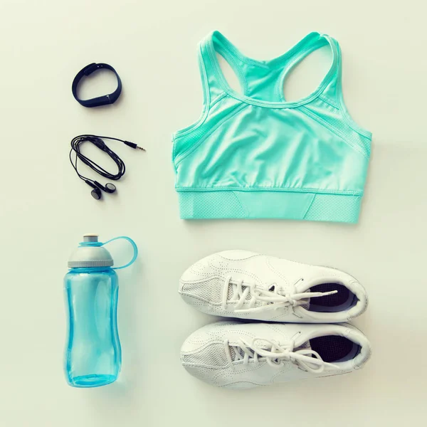 Sportswear, pulseira, fones de ouvido e conjunto de garrafas — Fotografia de Stock