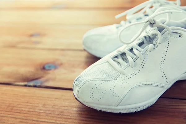 Primer plano de zapatillas en piso de madera —  Fotos de Stock