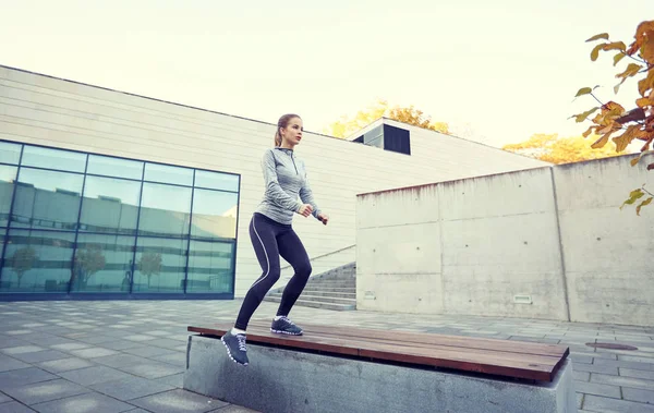 Bankta açık havada egzersiz kadın — Stok fotoğraf