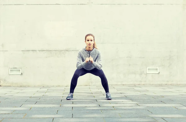 Ağız kavgası yapıyor ve açık havada egzersiz kadın — Stok fotoğraf