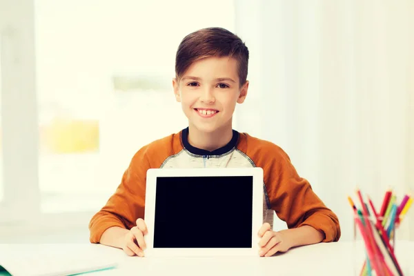 Sonriente chico mostrando tableta PC pantalla en blanco en casa — Foto de Stock