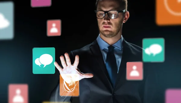 Nahaufnahme eines Geschäftsmannes, der virtuellen Bildschirm berührt — Stockfoto