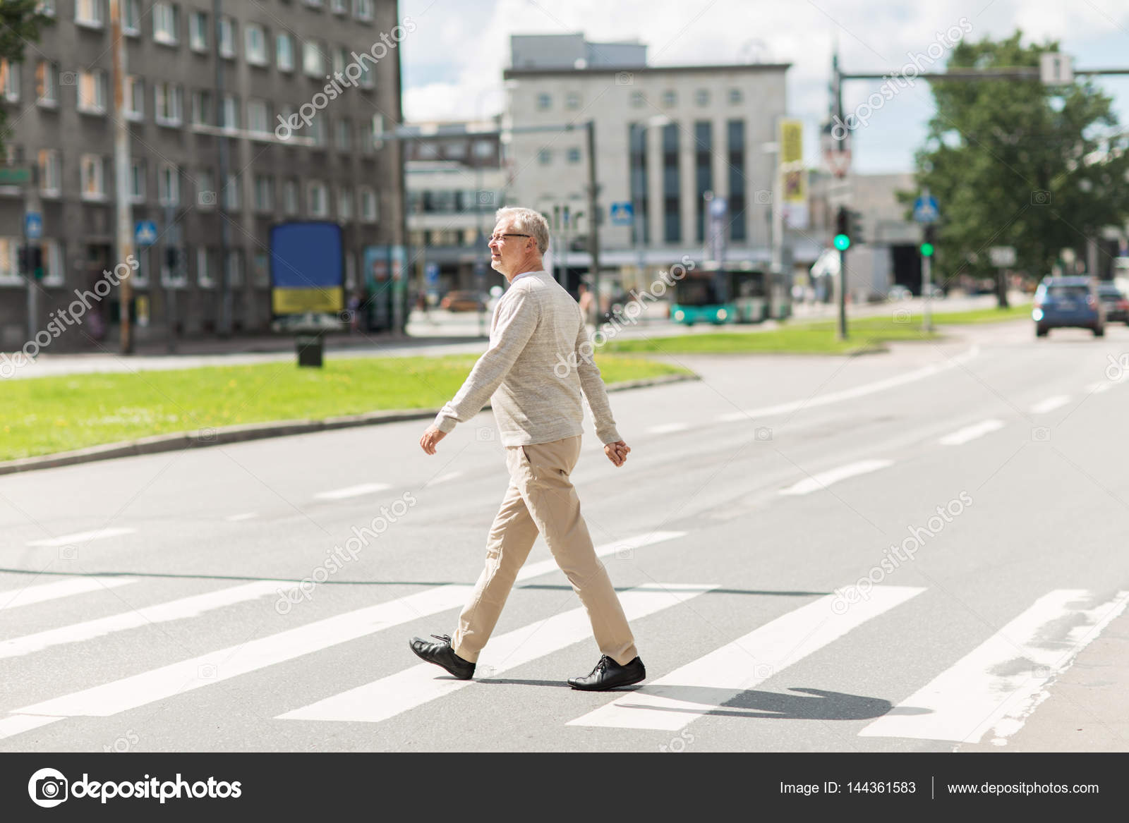 Тренировочная ходьба. Ноги идут по ступенькам. Люди идут на работу. Ходьба. Девушка идет на работу.