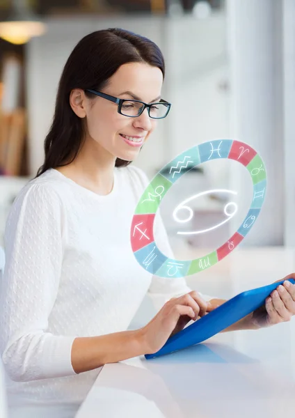 Donna con tablet pc e segni zodiacali al caffè — Foto Stock