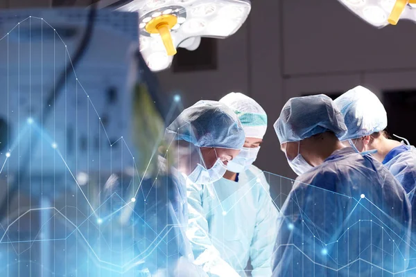 Groep van chirurgen in operatiekamer in ziekenhuis — Stockfoto