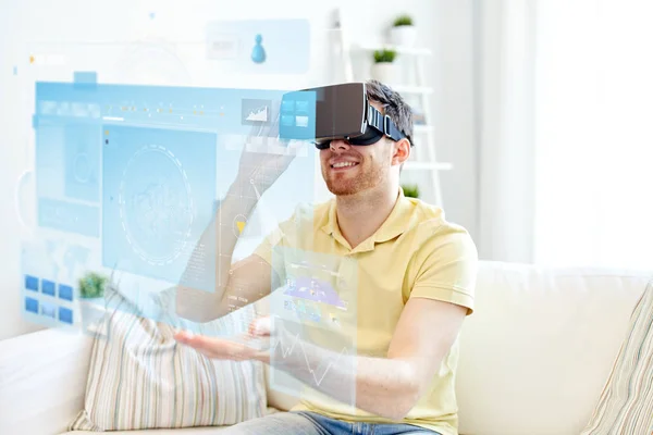 Jonge man in virtuele werkelijkheid hoofdtelefoon of 3D-bril — Stockfoto